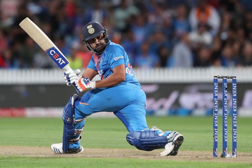 तीसरे ट्वेंटी-20 क्रिकेट के दौरान बल्लेबाजी करते रोहित शर्मा
